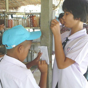 5. Enthusiastic students from Srisawat area learnt how to manage rubbish from local entrepreneurs.