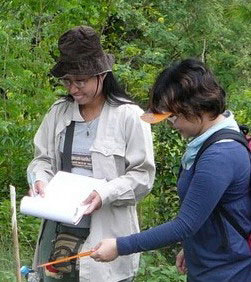 9. Kwankhao and Ning reviewed a tree monitoring method during the 3rd on-site training at Kang Plakod.